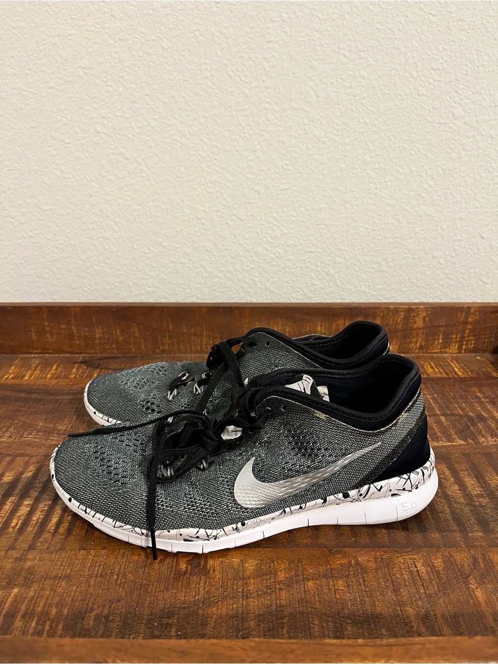Nike Women's TR MT 5 Gray and Black Sneakers